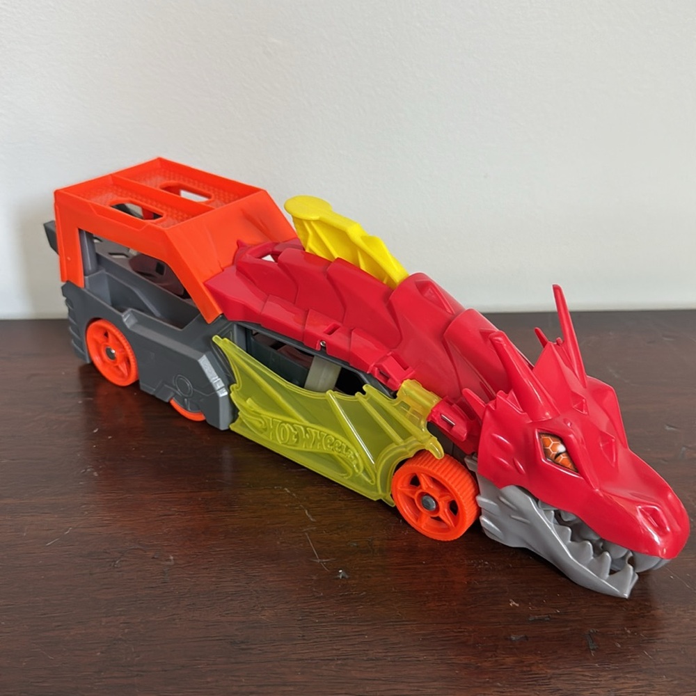 HOT WHEELS City Dragon Launcher Transporter w/ Creature Attack Car, like new